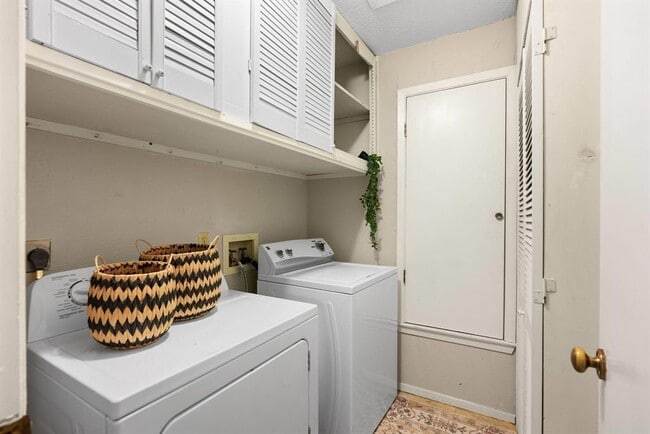 Building Photo - 2320 Montclaire St