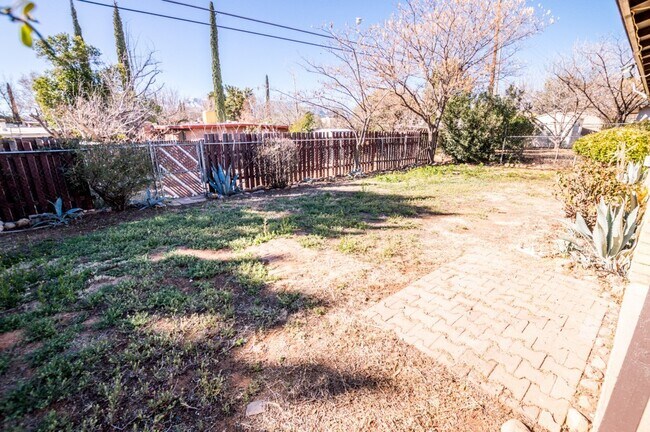 Building Photo - Welcome to this delightful 3-bedroom, 2-ba...