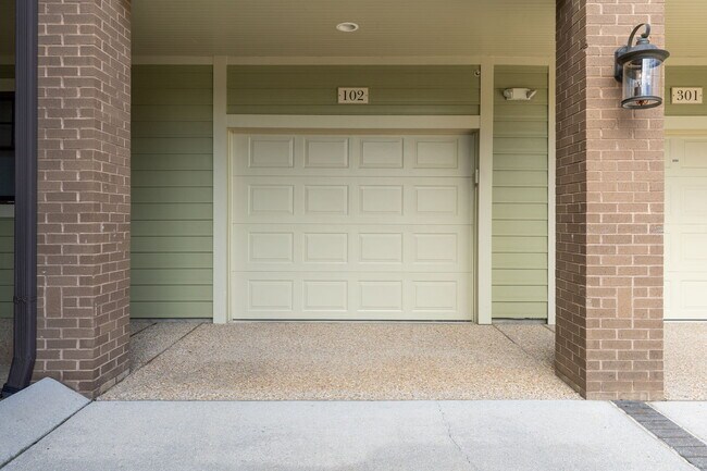 Building Photo - 636 Village Park Dr