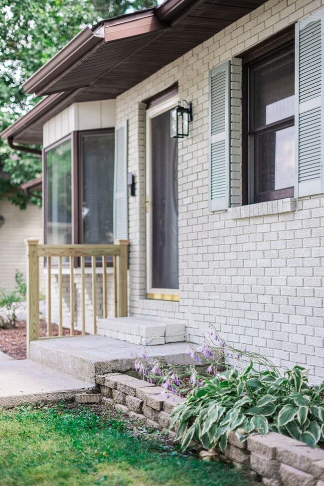 Building Photo - 3 bed 2 bath Home in Lakes of the Four Sea...