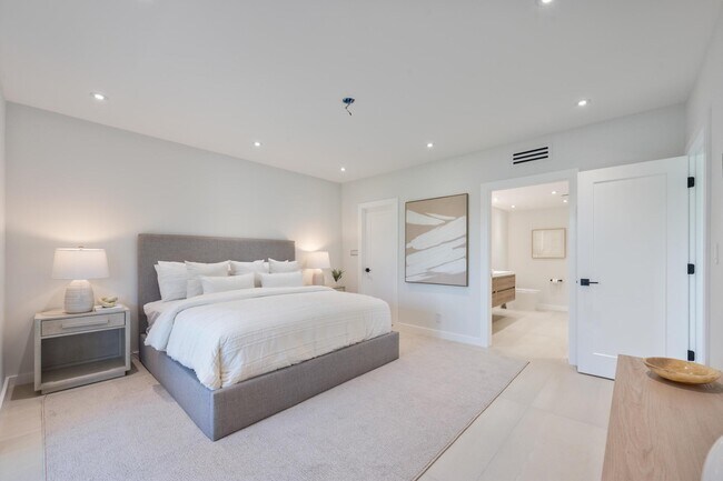 Building Photo - 800 Greensward Ct