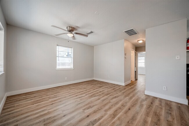 Building Photo - 8814 Manus St
