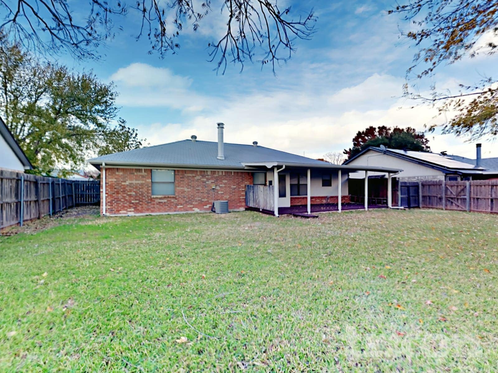 Building Photo - 521 Clover Dr