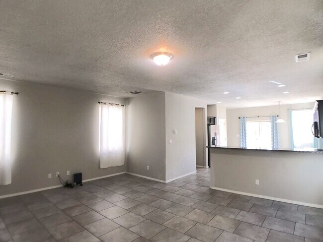 Building Photo - Beautiful 3-Bedroom Home in Tierra Oeste –...