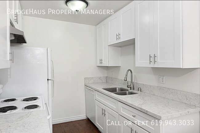 Building Photo - Make This 2 Bedroom Unit In Sunny Lakeside...