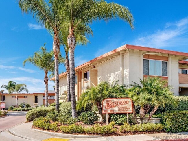 Building Photo - 6868 Hyde Park Dr