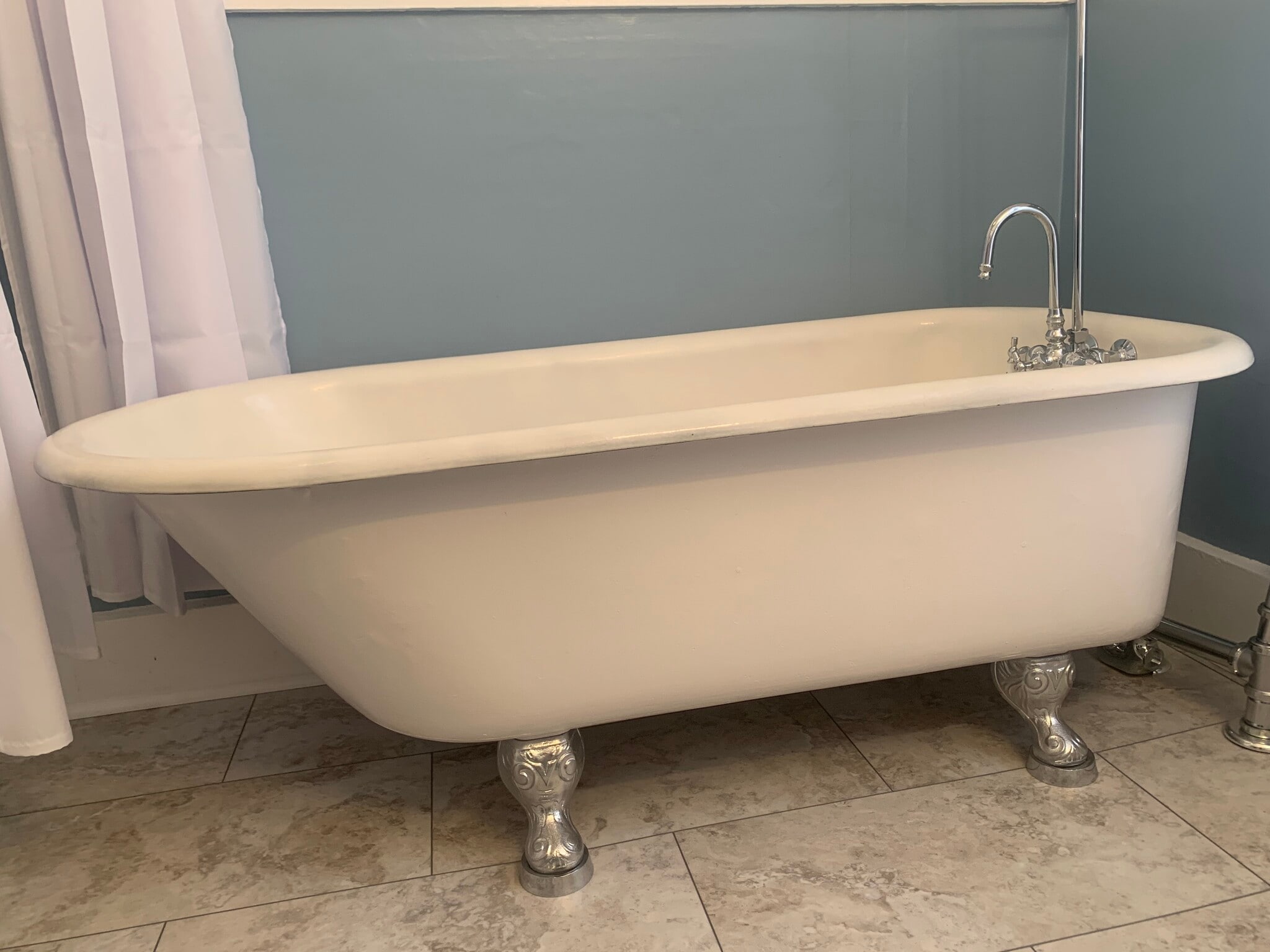 clawfoot tub - 2645 Colfax Ave S