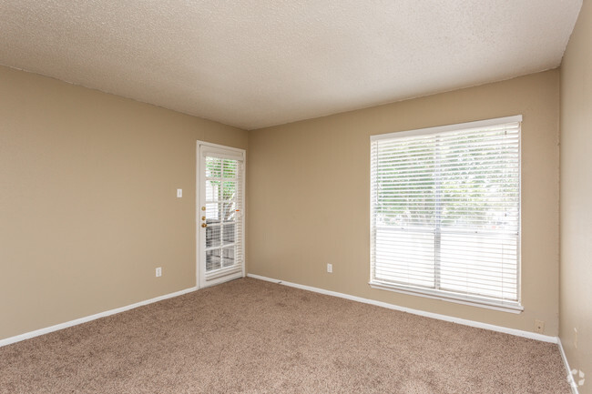 1BR, 1BA - 746SF Living Room - Towne Oaks