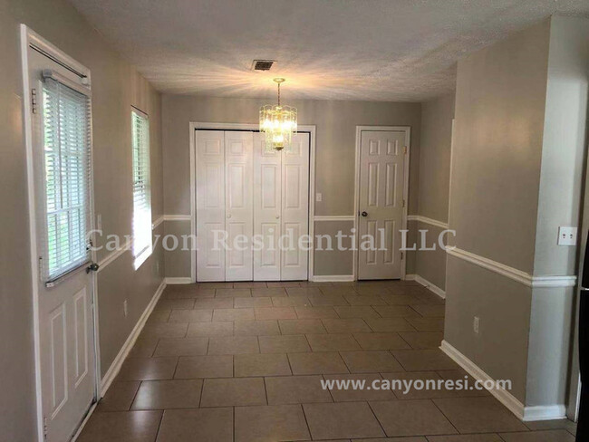 Building Photo - Beautiful 3b Room! Move in ready!