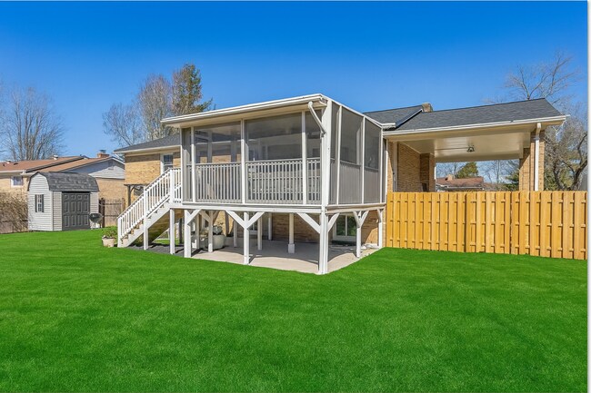 Building Photo - 5 Bedrooms 3 Bathrooms! Parking! Pets Welc...