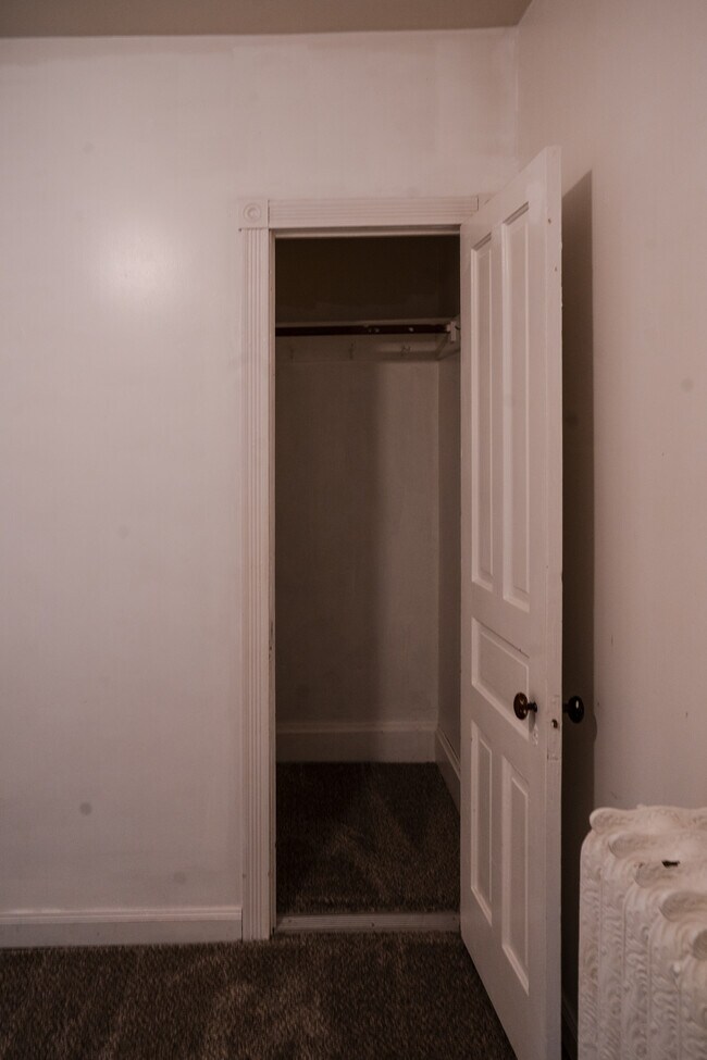 Building Photo - 556 Rose Ave E