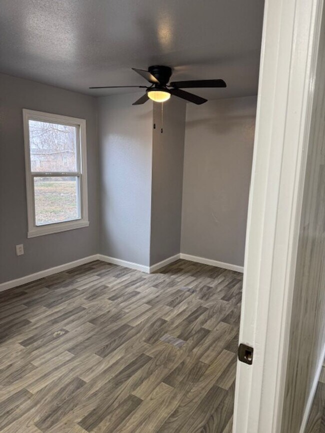 Building Photo - Three Bedroom, One Bath for Rent