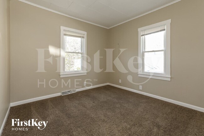 Building Photo - 14 E Willow Dr
