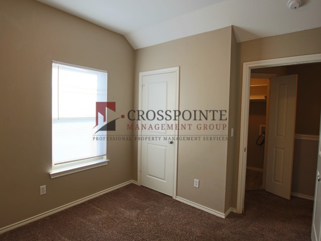 Building Photo - Beautiful 2 Bed 1.5 Townhome in Lindale ISD! Tour Today!