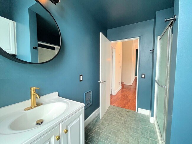 Building Photo - Pet Friendly 1 Bedroom Plus Den For Rent - Near Betty's, Close to Downtown!