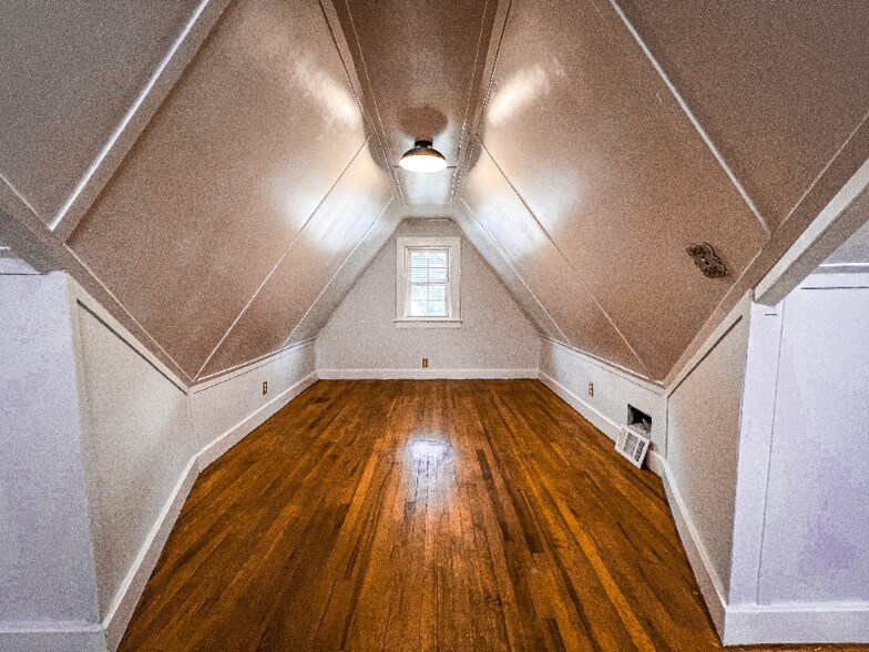 Building Photo - 715 E 58th St