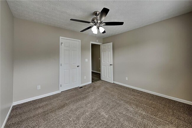 Building Photo - 658 Castlebrooke Way SE