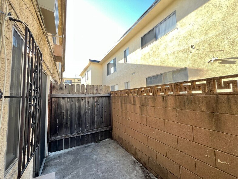 Building Photo - 3735 S Canfield Ave