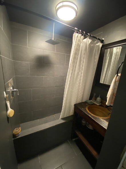 Building Photo - 2512 Hollyridge Dr