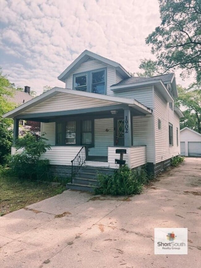 Building Photo - Updated 2 Bed 1 Bath apartment in Muskegon