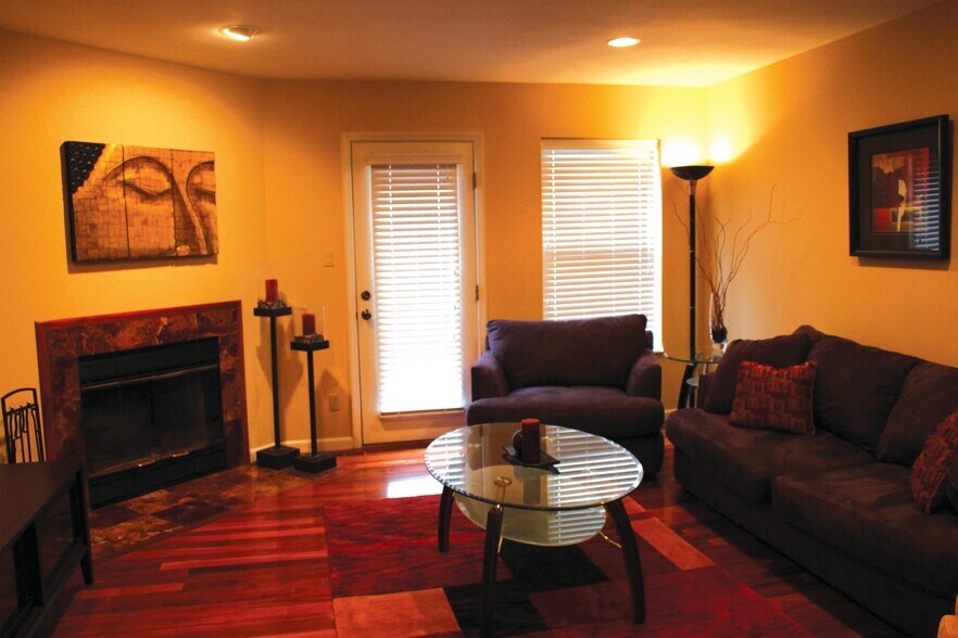 Living Room - 903 Quail Meadows Ct