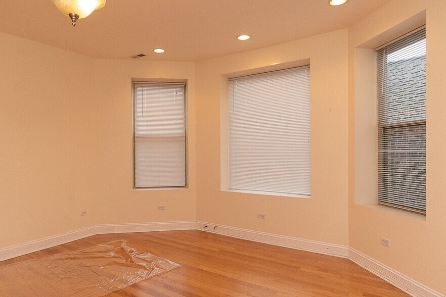 Building Photo - 2537 N Kildare Ave