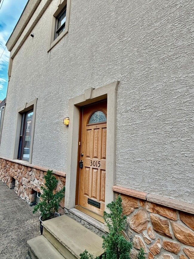 Building Photo - 3 bed 2.5 bath in Port Richmond with Garag...