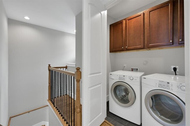 Building Photo - 910 W 20th St