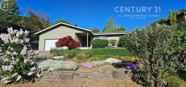 Building Photo - Single Family Home in NE Grants Pass with RV Parking