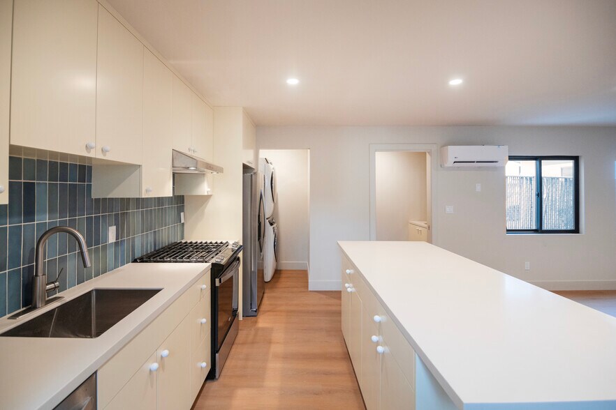 Building Photo - 4541 1/2 Melbourne Ave