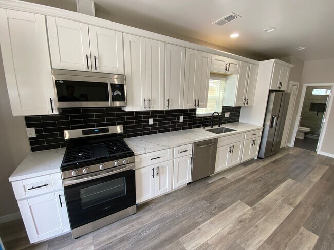 Building Photo - 4BD/2BA  with Large Upstairs Balcony!