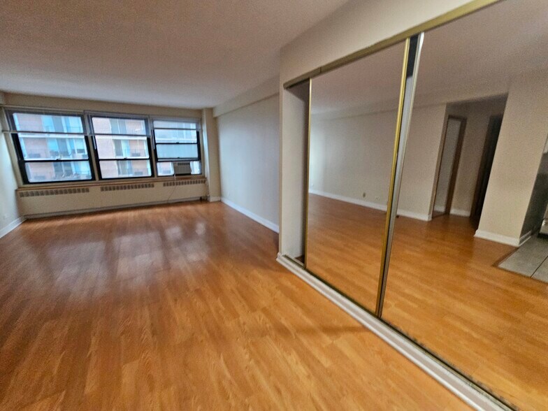 Building Photo - 652 W Gordon Ter