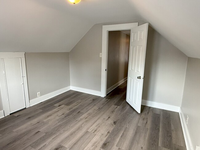 Building Photo - Private 4 bedroom home in West Allis