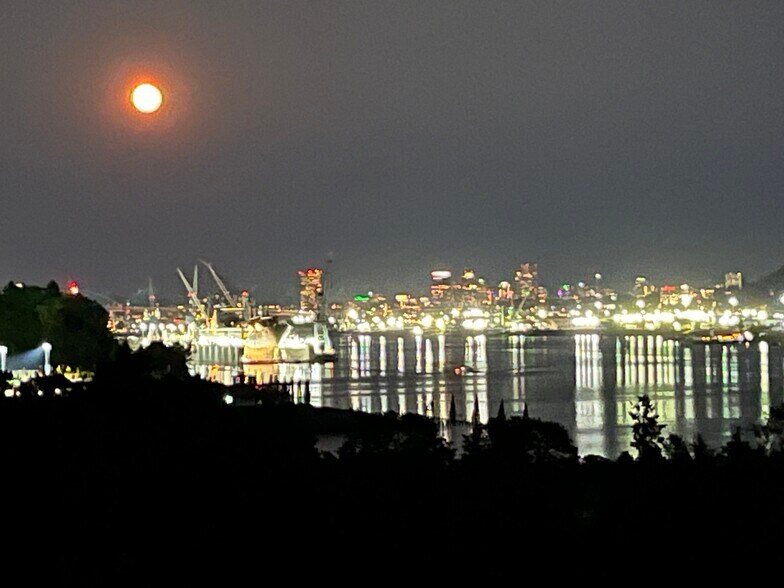 Building Photo - 7511 N Edgewater Ave