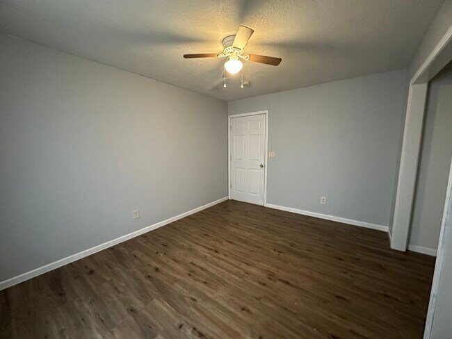 Building Photo - 104 W Davis St