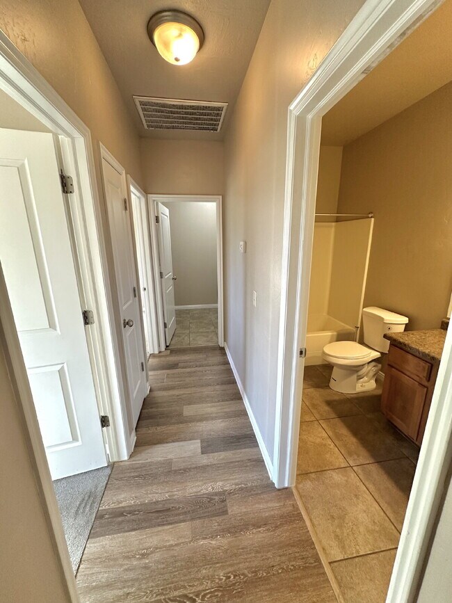 Building Photo - Well-maintained 3 bed/2 bath condo near Sk...