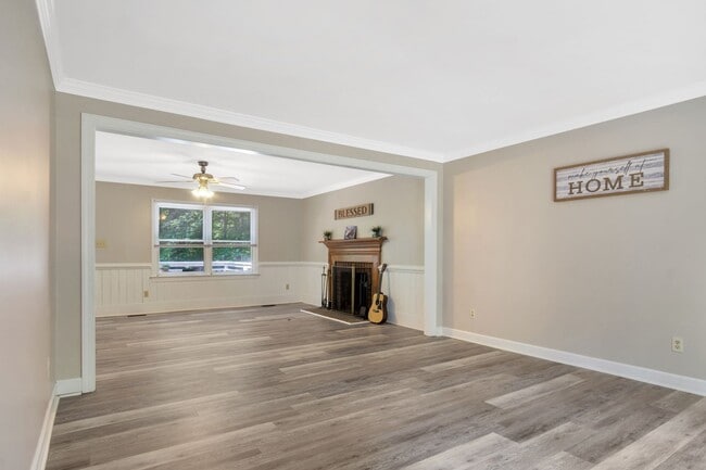 Building Photo - Beautifully Refreshed 4 Bedroom 3 Bath Col...