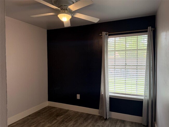 Building Photo - 4618 Englewood Dr