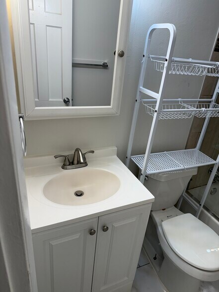 Building Photo - 1410 S Ash St