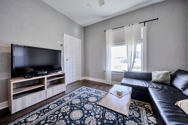 Building Photo - 712 S 900 E