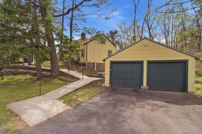 Building Photo - 145 Saxon Wds Rd