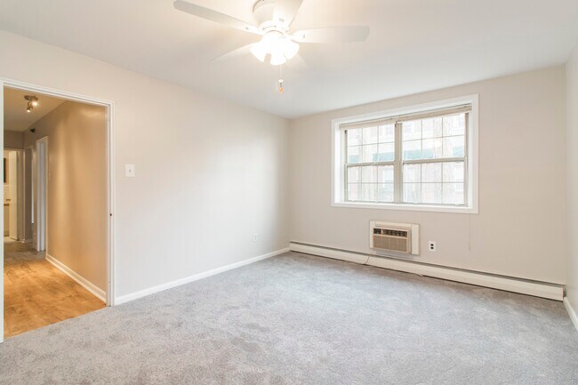 Building Photo - 383 Lakeside Rd