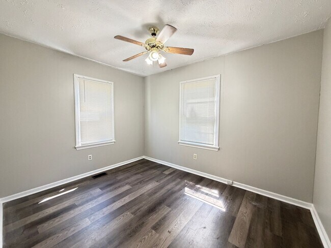 Building Photo - 2 Bedroom, 1 Bathroom Home For Rent!!
