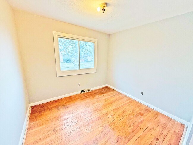 Building Photo - 3 BED 1 BATH BEAUTIFUL SINGLE FAMILY HOME ...