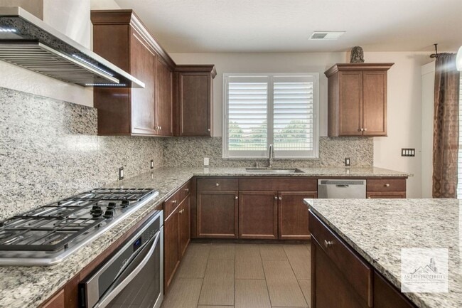 Building Photo - Beautiful 4 bedroom home on the Golf Course!