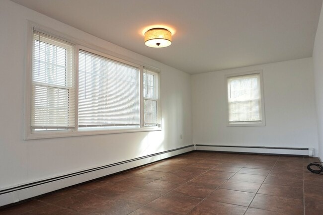 Building Photo - Updated 3 Bedroom / 2 Bath Home