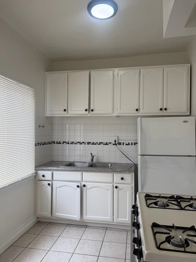 Interior Photo - 984 S. Oxford Avenue,