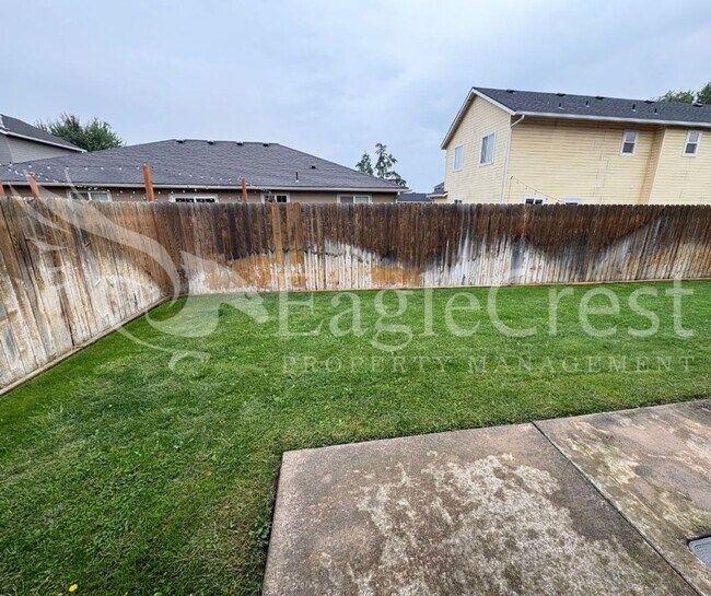 Building Photo - Three Bedroom, Two Bathroom Home Located o...