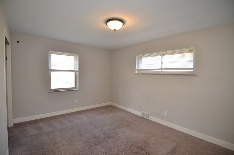 Building Photo - 4146 South Ave