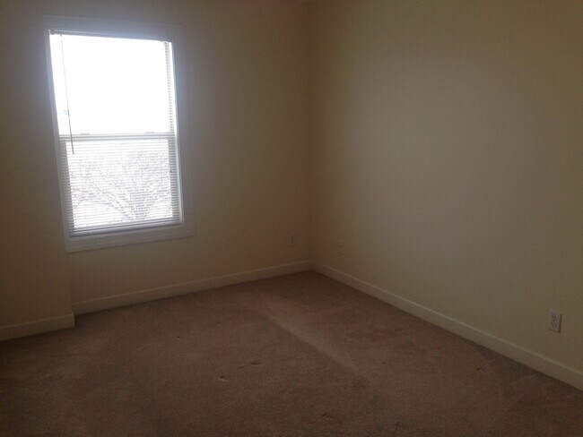 Building Photo - 2345 Meadowpoint Dr